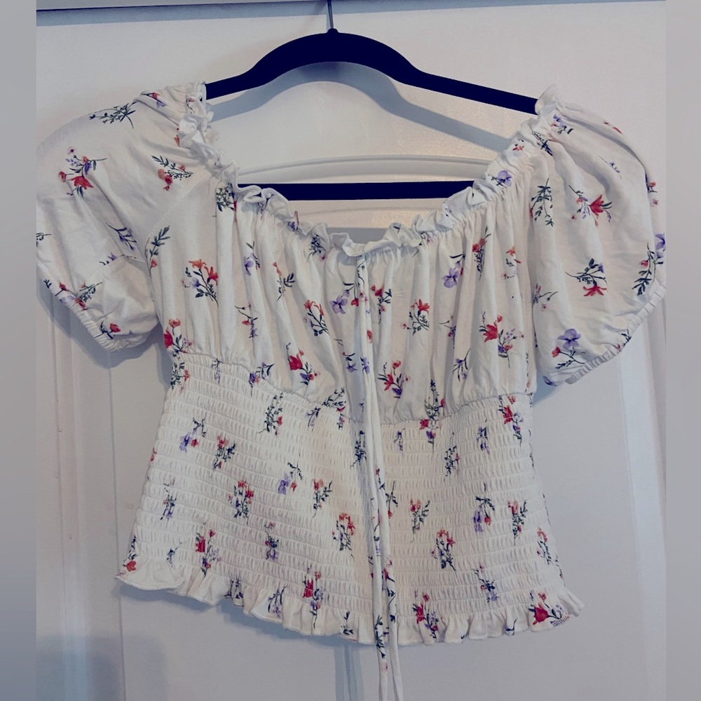 Mix Threads Los Angeles, white and floral crop top.